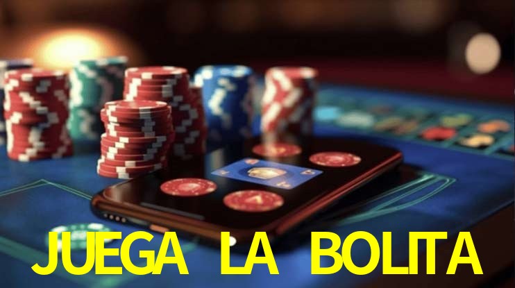 Escena dinámica inspirada en casino con iluminación JUEGA LA BOLITA, cartas, fichas e íconos de juegos digitales en un espacio moderno de juegos.